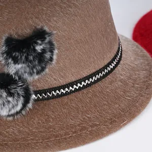 Chapeau cloche d'hiver en fausse fourrure pour femme avec pompon et ruban décoratif