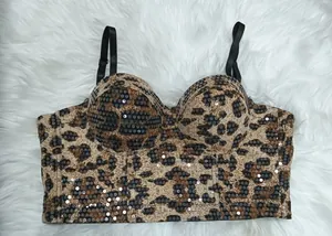 Dettagli del corsetto con stampa leopardata, paillettes e spalline nere