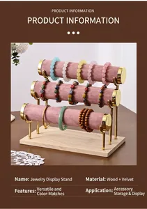 Détail du support bijoux à trois niveaux avec rouleaux en velours rose et socle en bois massif