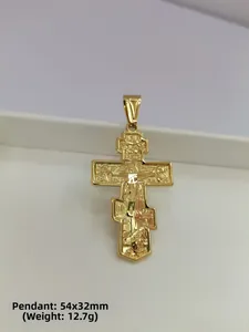 Vue détaillée d'un grand pendentif croix orthodoxe dorée mesurant 54x32mm