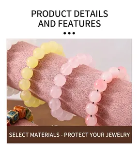 Vue détaillée des bracelets en perles de texture jade sur un présentoir en velours rose