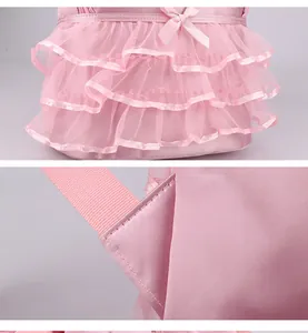 Detail eines rosa Schulrucksacks mit Spitzenrüschen, Seidenschleife und verstärkten Nähten