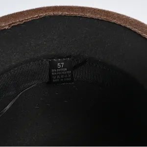 Détail intérieur du chapeau cloche d'hiver montrant l'étiquette de taille et le tissu
