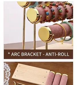 Porte-bijoux à trois niveaux en velours rose avec support doré et socle en bois massif