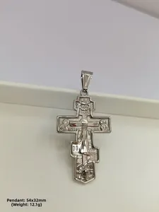 Vue détaillée d'un pendentif croix orthodoxe en acier argenté avec dimensions taille L