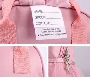 Details des transparenten Namensfensters und des Ballett-Reißverschlusses an der Tasche