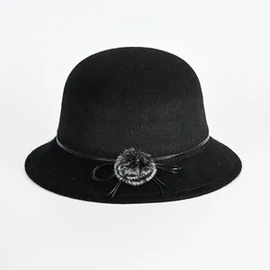 Chapeau cloche élégant en fausse fourrure noire pour femme avec pompon décoratif chic