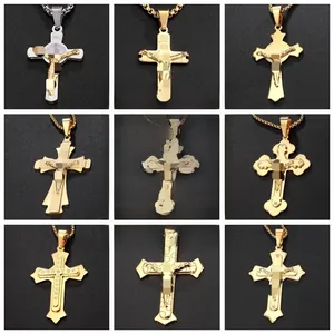 Vue détaillée de plusieurs pendentifs crucifix en acier inoxydable pour hommes