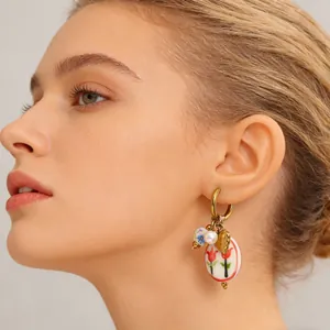 Detailansicht der Keramik-Ohrringe mit Tulpenmotiv und Perle an einer goldenen Creole