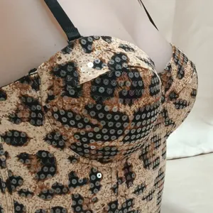 Corsetto leopardato con paillettes, coppe imbottite e spalline sottili nere