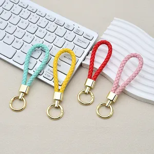 Portachiavi per auto in pelle PU intrecciata in colori pastello con anelli in metallo dorato