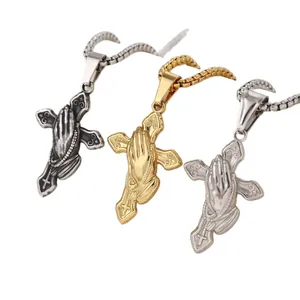 Collier avec pendentif croix mains de prière en argent, or et acier noir pour homme