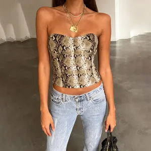 Detailansicht des Korsett-Tops mit Schlangenmuster und eng anliegendem Trägerlos-Design