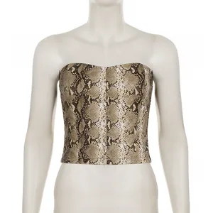 Detailaufnahme des Schlangenmuster-Tube-Tops mit schmaler Passform und Kunstleder-Textur