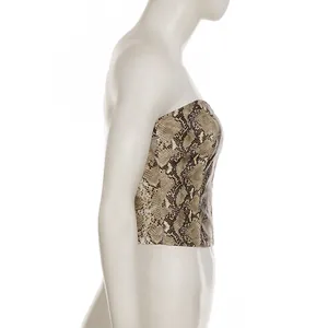 Detailansicht des Schlangenmuster-Bandeau-Tops aus strukturiertem Kunstleder mit Passform