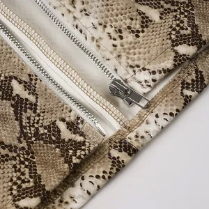 Detail des Schlangenmusters mit hochwertigem Silberreißverschluss und präziser Naht