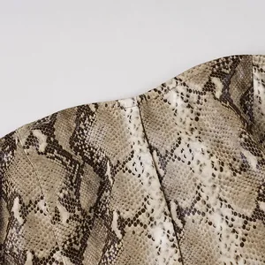 Nahaufnahme von Schlangenmuster-Stoff mit feinen Nähten und reicher Tierhaut-Textur