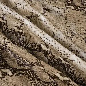 Detailaufnahme der realistischen Schlangenhaut-Textur in Beige und Braun auf Kunstlederstoff