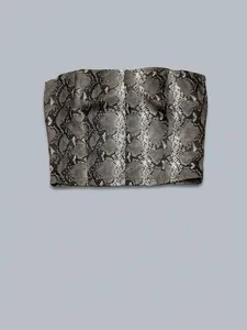 Detail von Schlangenprint-Bandeau-Top mit vertikalen Nähten und engem Schnitt
