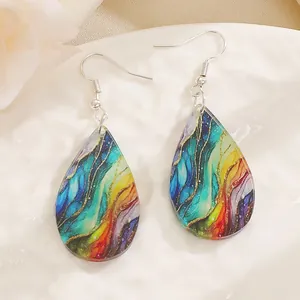 Detailansicht von Tropfenohrringen mit Regenbogen-Textur und silbernen Haken