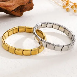 Detailansicht der goldenen und silbernen italienischen Charm-Armbänder aus Edelstahl