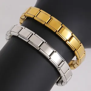 Details des italienischen Charm-Armbands mit gold-silbernen Gliedern auf schwarzem Ständer