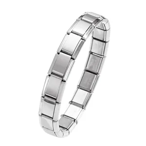 Detailaufnahme eines italienischen Charm-Armbands mit gravierter Edelstahl-Textur