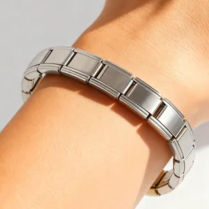 Nahaufnahme des modularen Edelstahl-Gliederarmbands mit gebürstetem Matt-Finish am Handgelenk