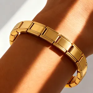Nahaufnahme des goldenen modularen italienischen Charm-Armbands aus Edelstahl am Handgelenk