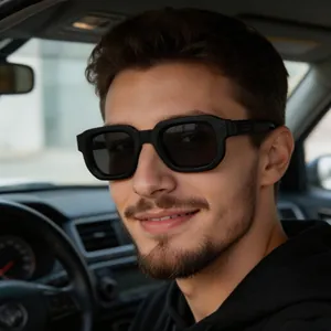 Détails de lunettes de soleil carrées noires avec logo T argenté et branches antidérapantes