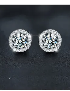 Vue macro d'une boucle d'oreille en argent avec moissanite taille 3EX et halo