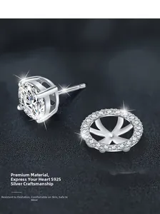 Vue détaillée de l'oreille en argent S925 avec sertissage à six griffes et moissanite