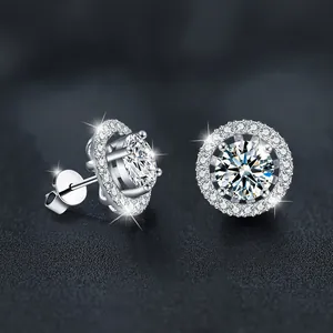 Élégantes boucles d'oreilles halo en argent 925 avec moissanite ronde et sertissage à griffes