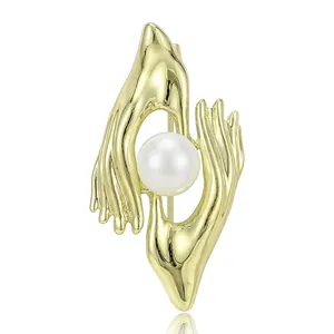 Vintage Creative Hand Holding Artificial Pearl Brooch Alloy Gold Silver Plated Pin For Suit Tuxedo Wedding Banquet Women Men Jewelry