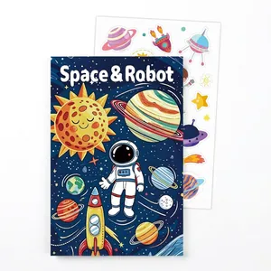 Vue détaillée du cahier de coloriage et des autocollants sur le thème de l'espace