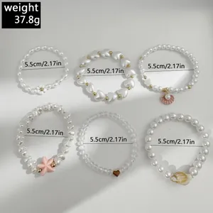 Détail de 6 bracelets en perles avec breloques étoile de mer et mesure de 5,5cm
