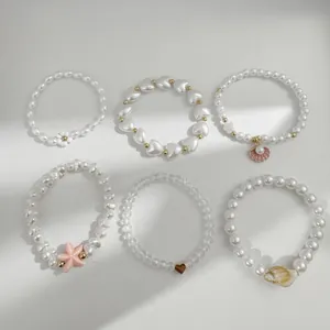 Vue détaillée de bracelets en perles sur le thème de la plage avec étoiles et coquillages