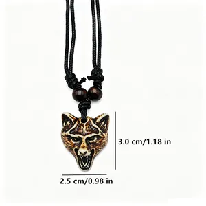 Collier tribal tête de loup en résine avec effet sculpture sur os et mesures précises