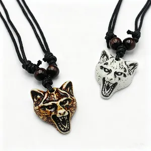 Paire de colliers avec pendentif tête de loup en résine, imitation sculpture sur os.