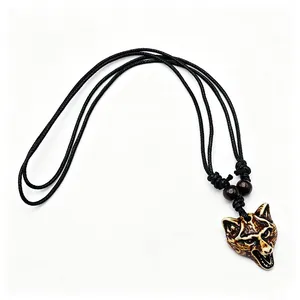 Vue détaillée d'un pendentif en résine tête de loup avec finition imitation os sculpté