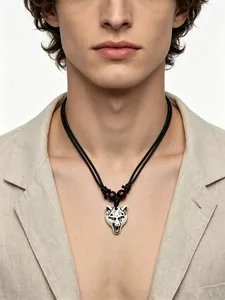 Vue détaillée d'un collier pendentif tête de loup en résine avec sculpture imitation os