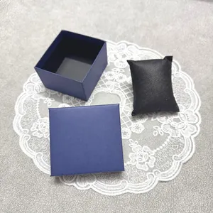 Dettaglio della scatola quadrata blu navy per orologio con cuscino in velluto nero