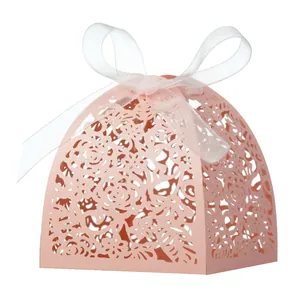 Dettaglio dei motivi a rosa tagliati al laser sulla scatola regalo rosa