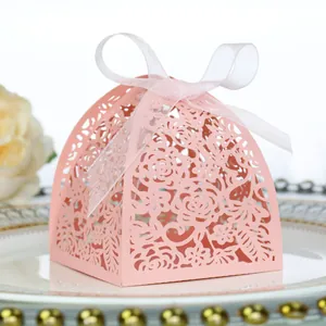 Dettaglio della scatola per caramelle rosa tagliata al laser con fiocco bianco