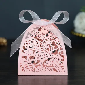 Dettaglio scatola bomboniera rosa intagliata al laser con rose e fiocco bianco