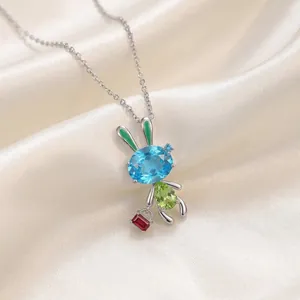 Élégant collier pendentif lapin en argent avec pierres de zircon colorées sur soie