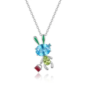 Collier avec pendentif lapin en argent, zircons multicolores et émail vert brillant
