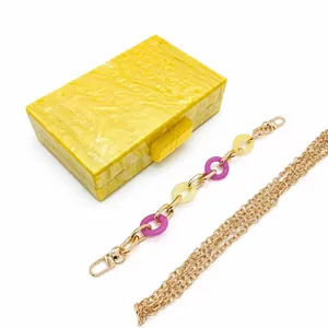 Pochette de soirée en acrylique jaune marbré avec chaînes décoratives en résine
