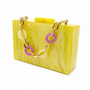 Pochette de soirée en acrylique marbré jaune avec chaîne décorative en métal doré