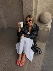 Giacca da donna in pelle PU nera testurizzata con colletto alla coreana e stile streetwear